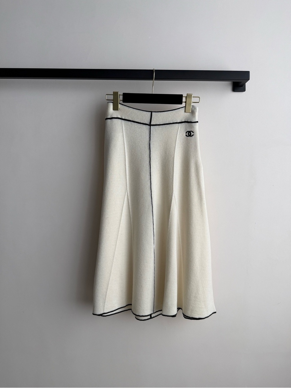 CHANEL Cream Midi Skirt with Black Trim and Logo Accent - Picture 2 of 7